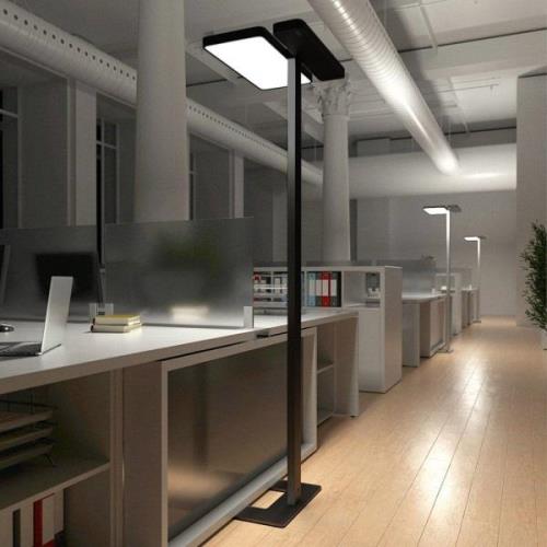Arcchio LED-Bürostehlampe Aila, schwarz, Tageslichtsensor
